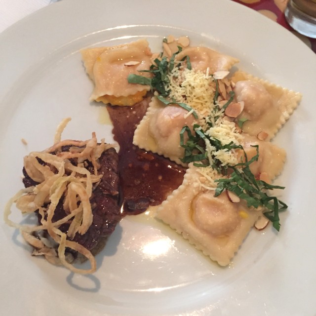 Medallón de solomito con ravioli de chontaduro
