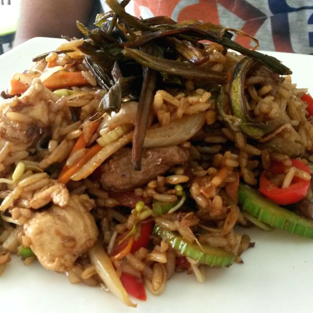 Arroz al wok mixto