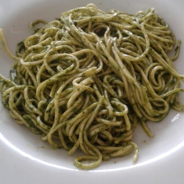 Spaguetti al pesto. Muy buenos