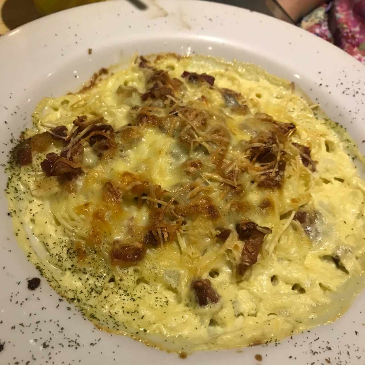 Spaguetis Carbonara Gratinada con adición de pollo. 