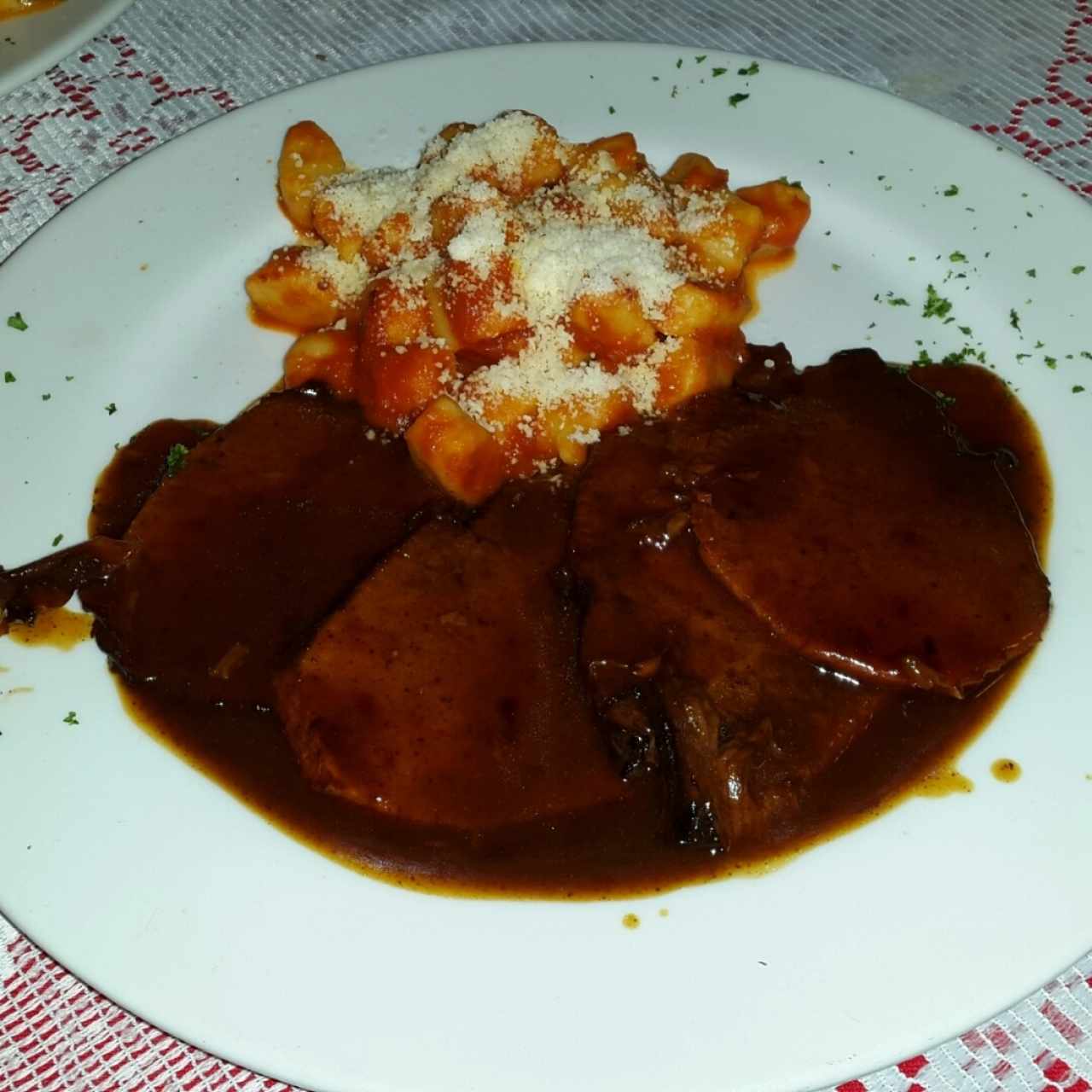 Gnocchi Al pomodoro con asado negro.