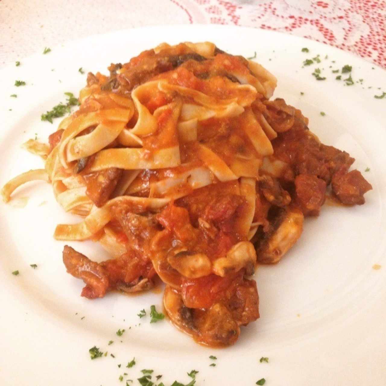 Fettuccine con lomito y hongos en salsa napole