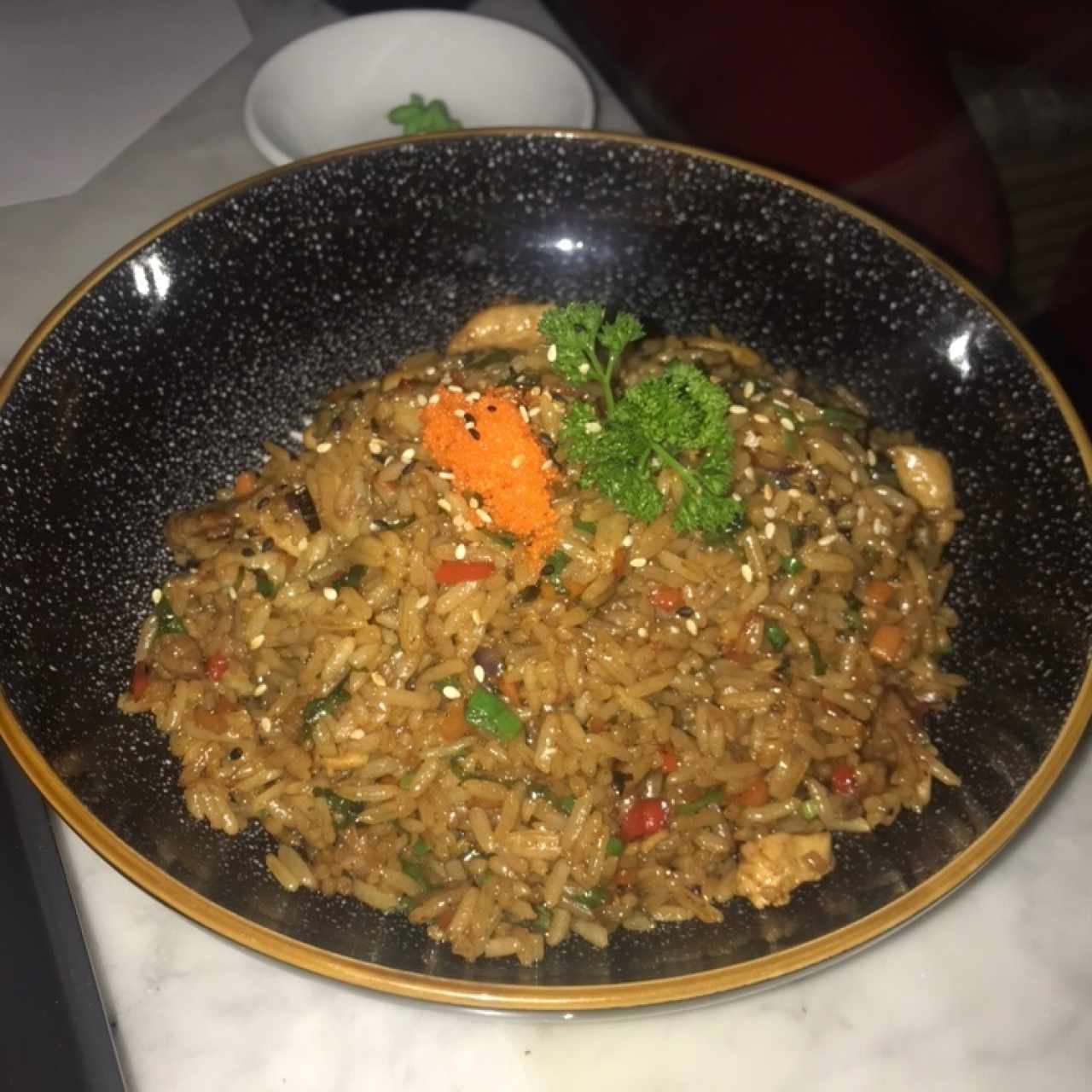 Arroz con pollo, carne y camarones 
