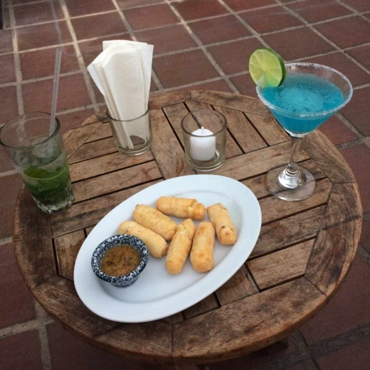 Tequeños, mojito clásico y blue margarita