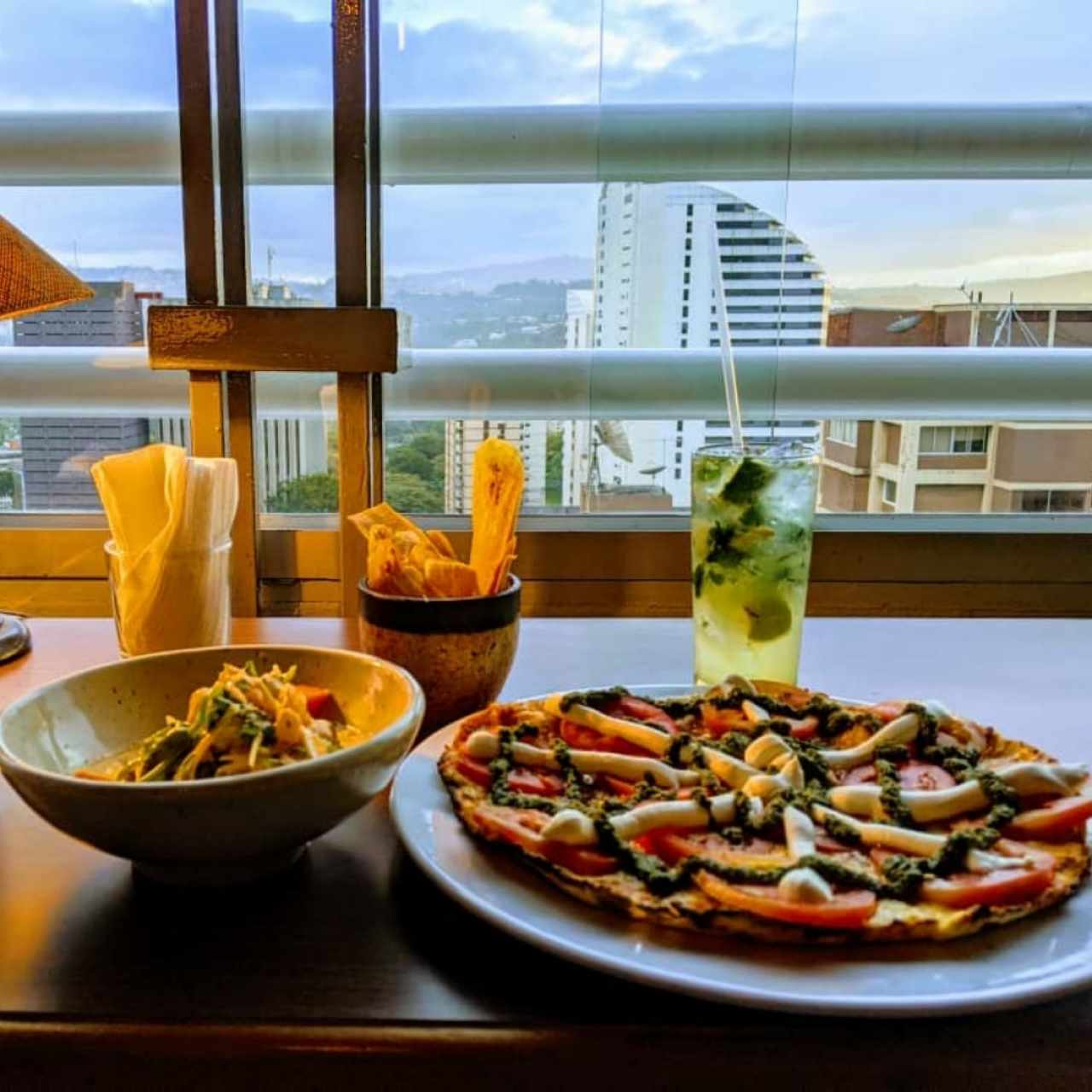 Ceviche amarillo + pizza del campo + mojito de coco.