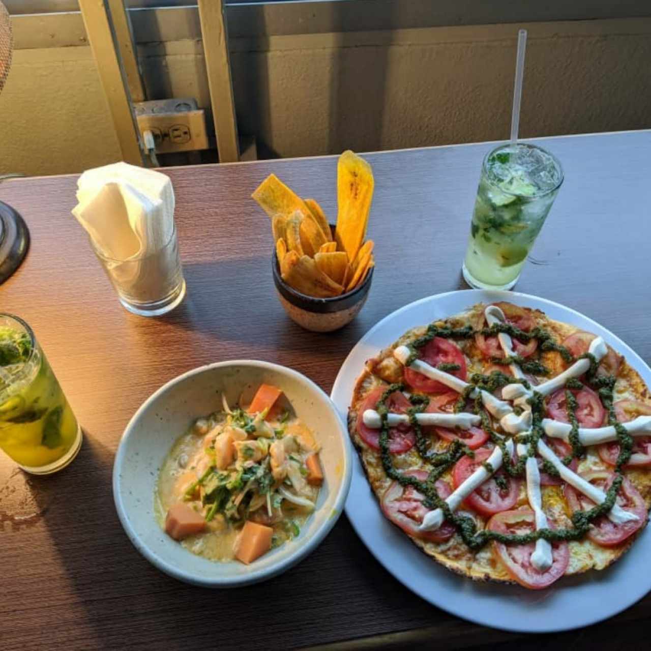 Ceviche amarillo + pizza del campo + mojito de parchita + mojito de coco.