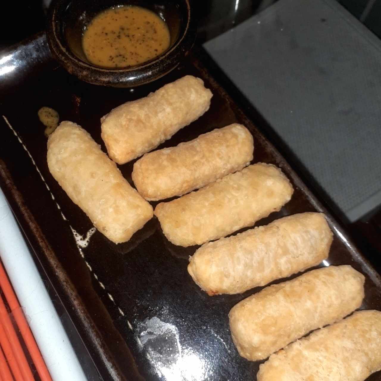 Tequeños con salsa de parchita