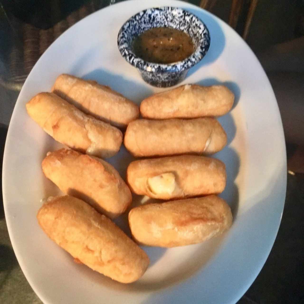 Tequeños en salsa de parchita