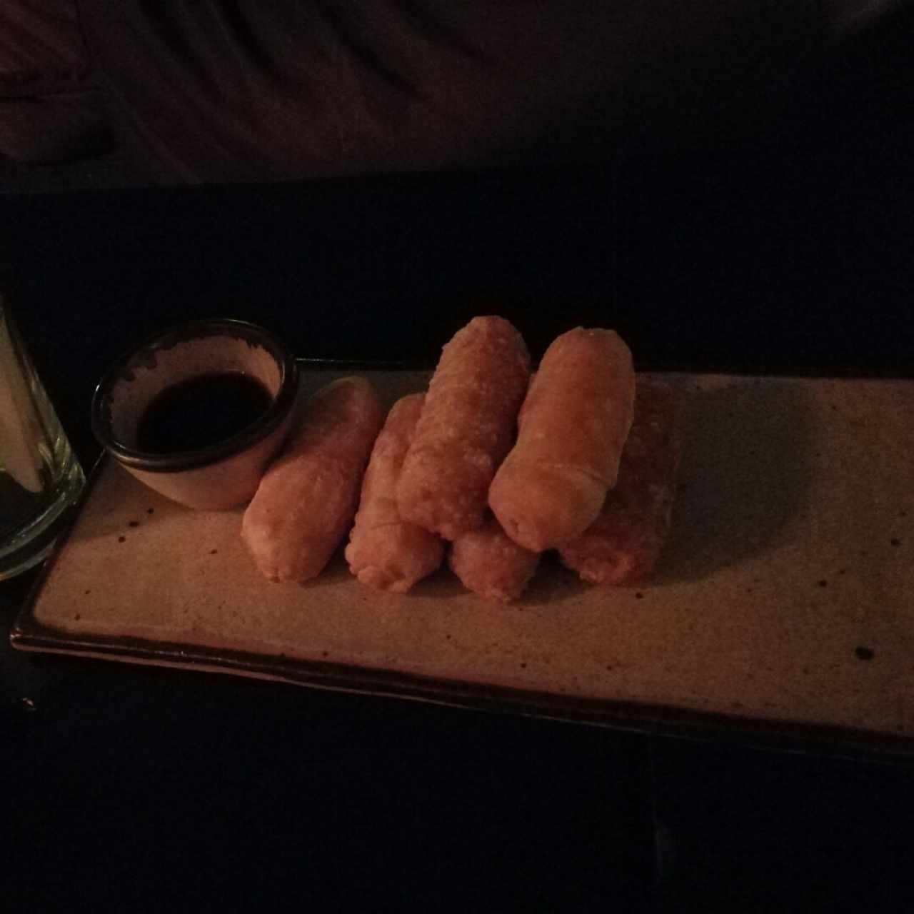 Tequeños con salsa de papelón