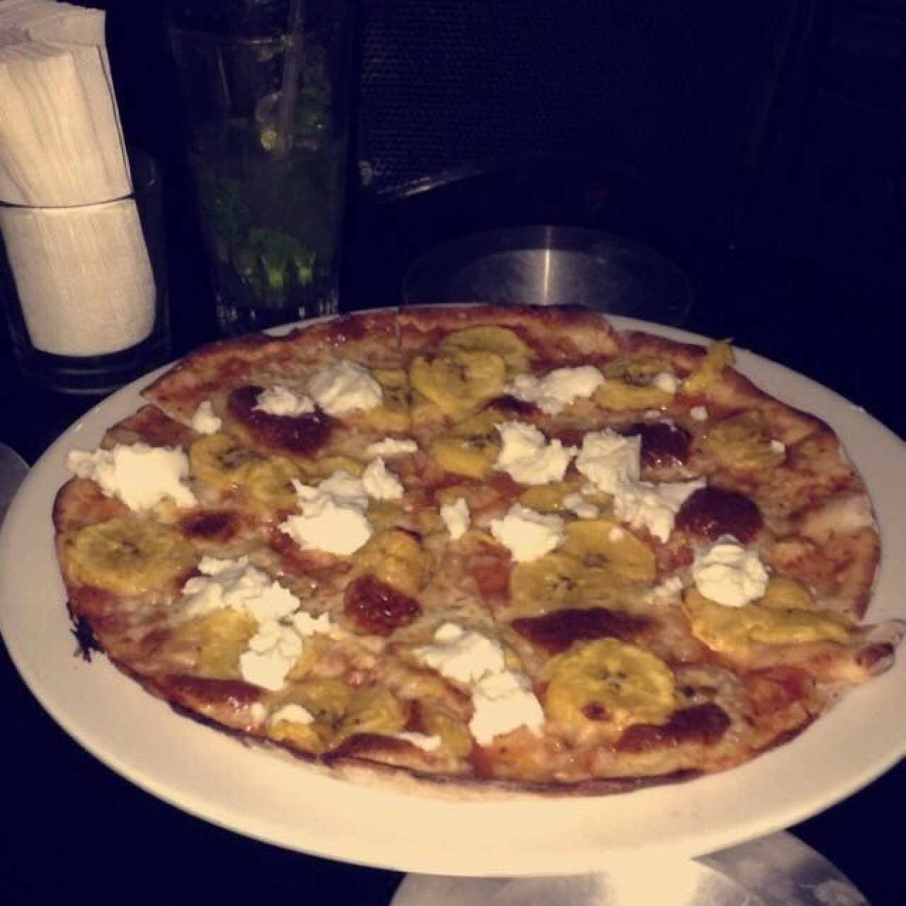 Pizza de queso de cabra y plátano