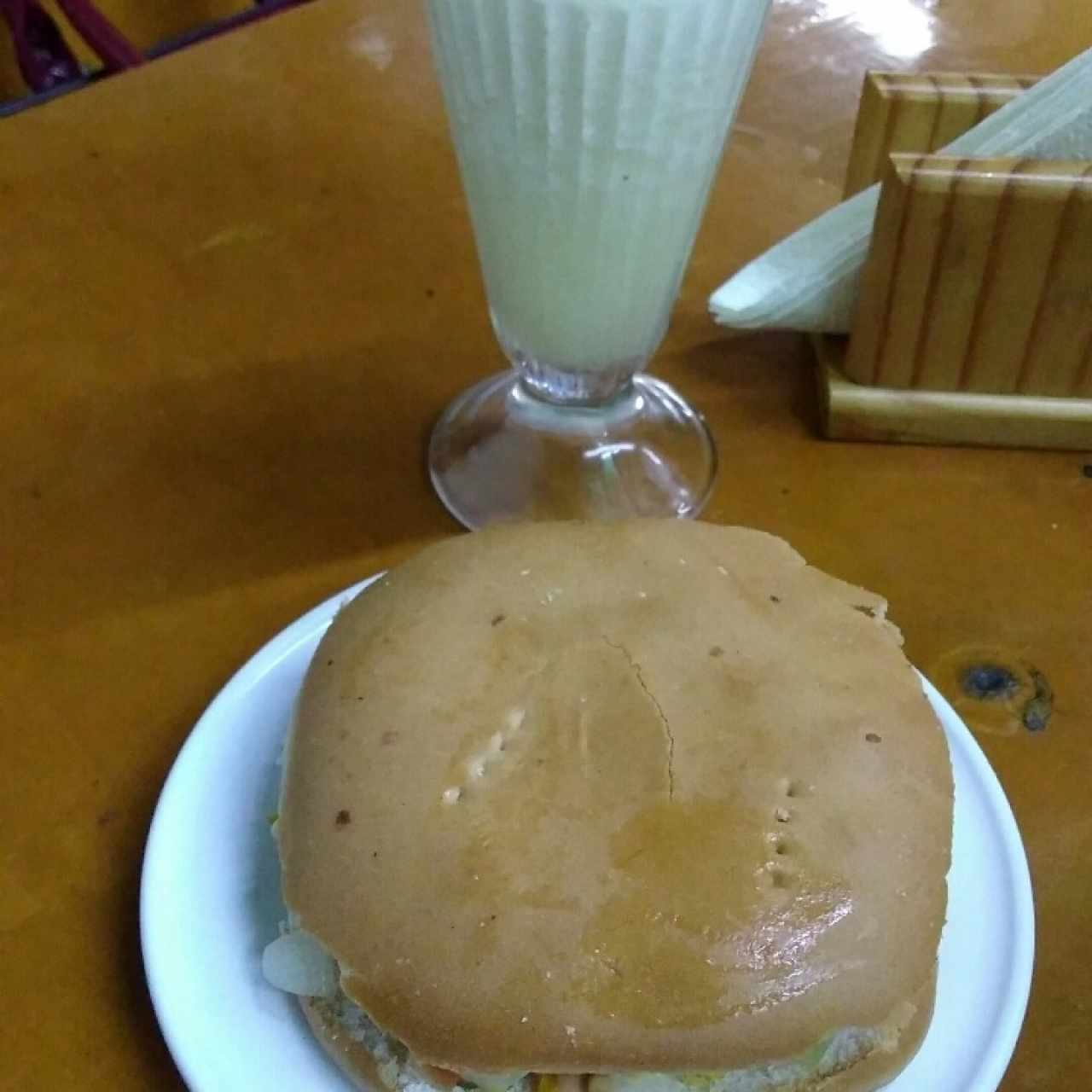 Hamburguesa tradicional y batido de piña