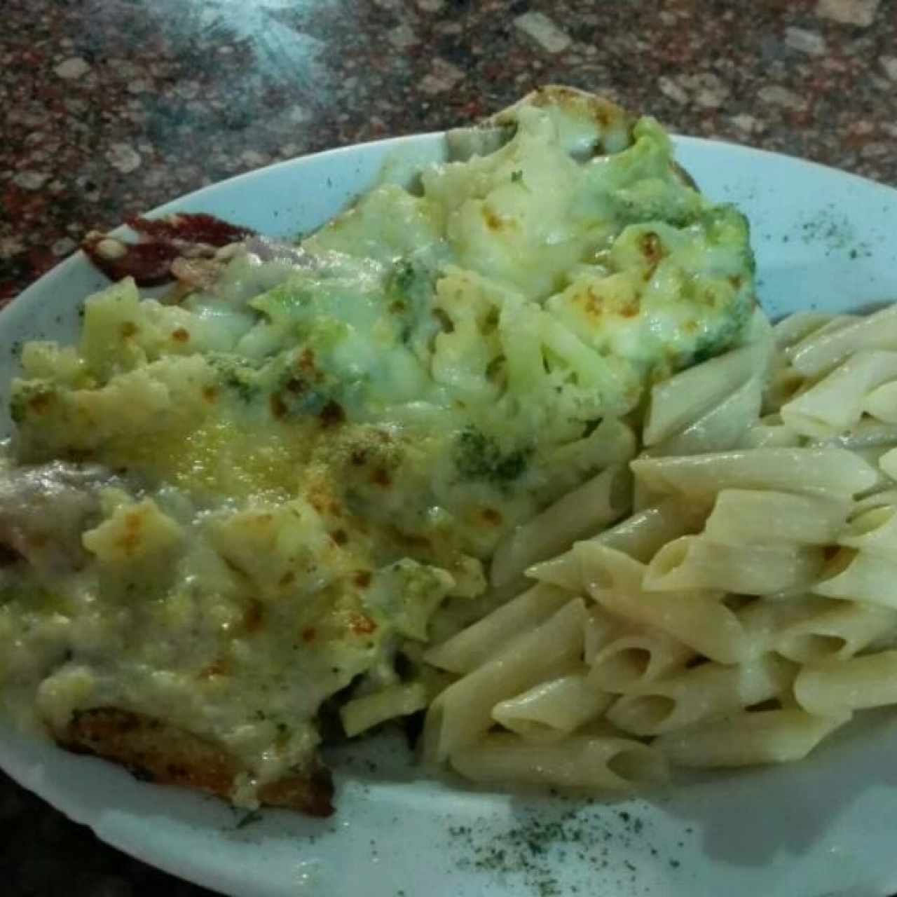 pollo gratinado con brócoli y coliflor