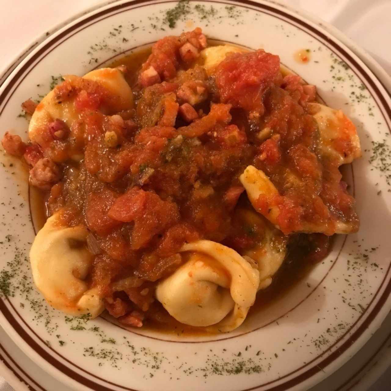 Ravioli de carne con salsa pestosana