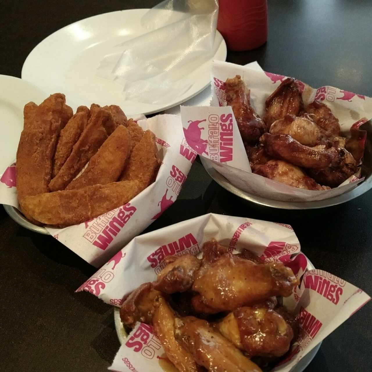 Alitas BBQ y con parchita. Papas kardashian. 