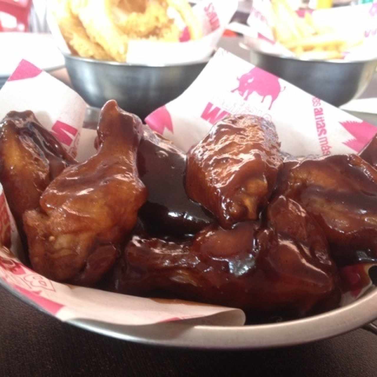 alitas bañadas en Salsa BBQ