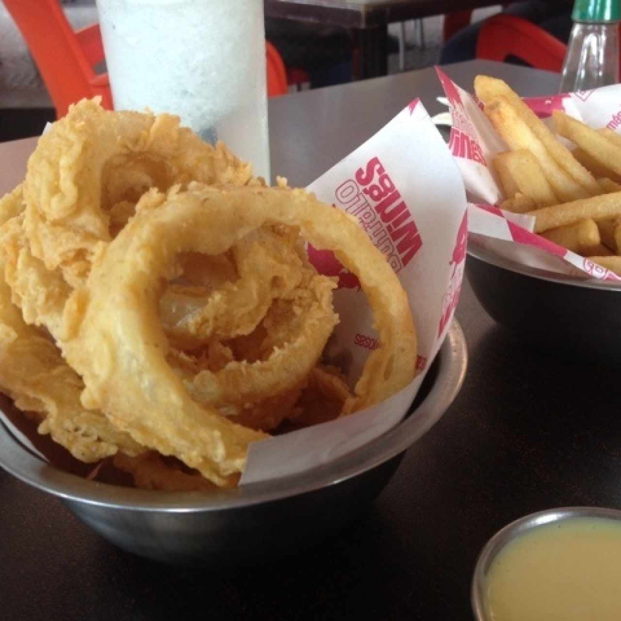Aros de cebolla, papas fritas y salsa miel mostaza