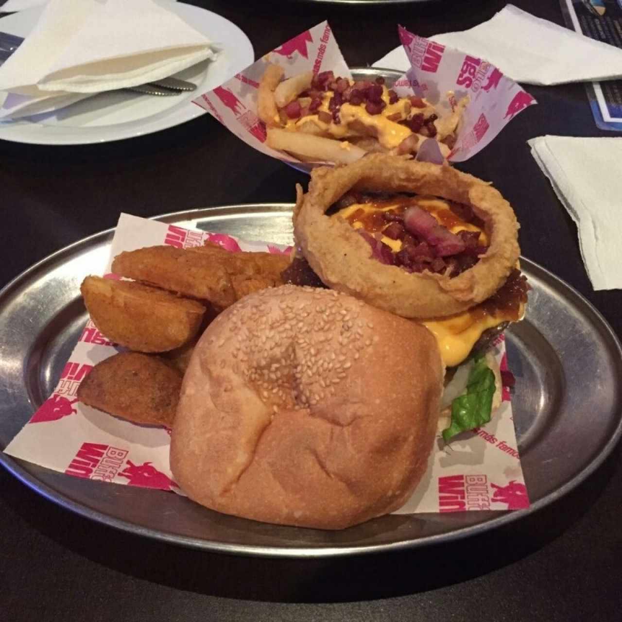 hamburguesa Miguel Cabrera con extra de aros de cebollas, brutal!!