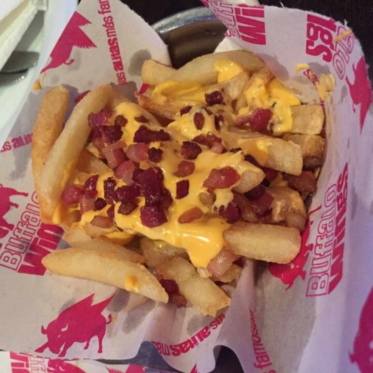 Papas fritas Madona con extra de queso fundido y tocineta