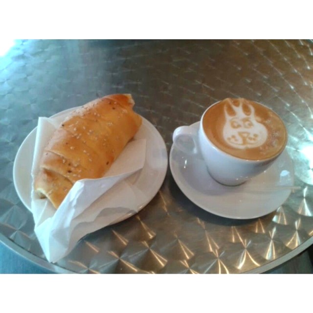 Cachito de hanon de pollo con tonillo (el jamón es artesanal) cafe Adriana con su respectivo art lattle.