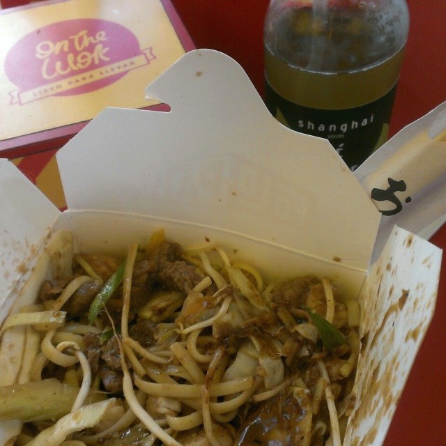 Tallarines con carne, camarones y vegetales. Salsa de Curry, Agridulce y Teriyaki.