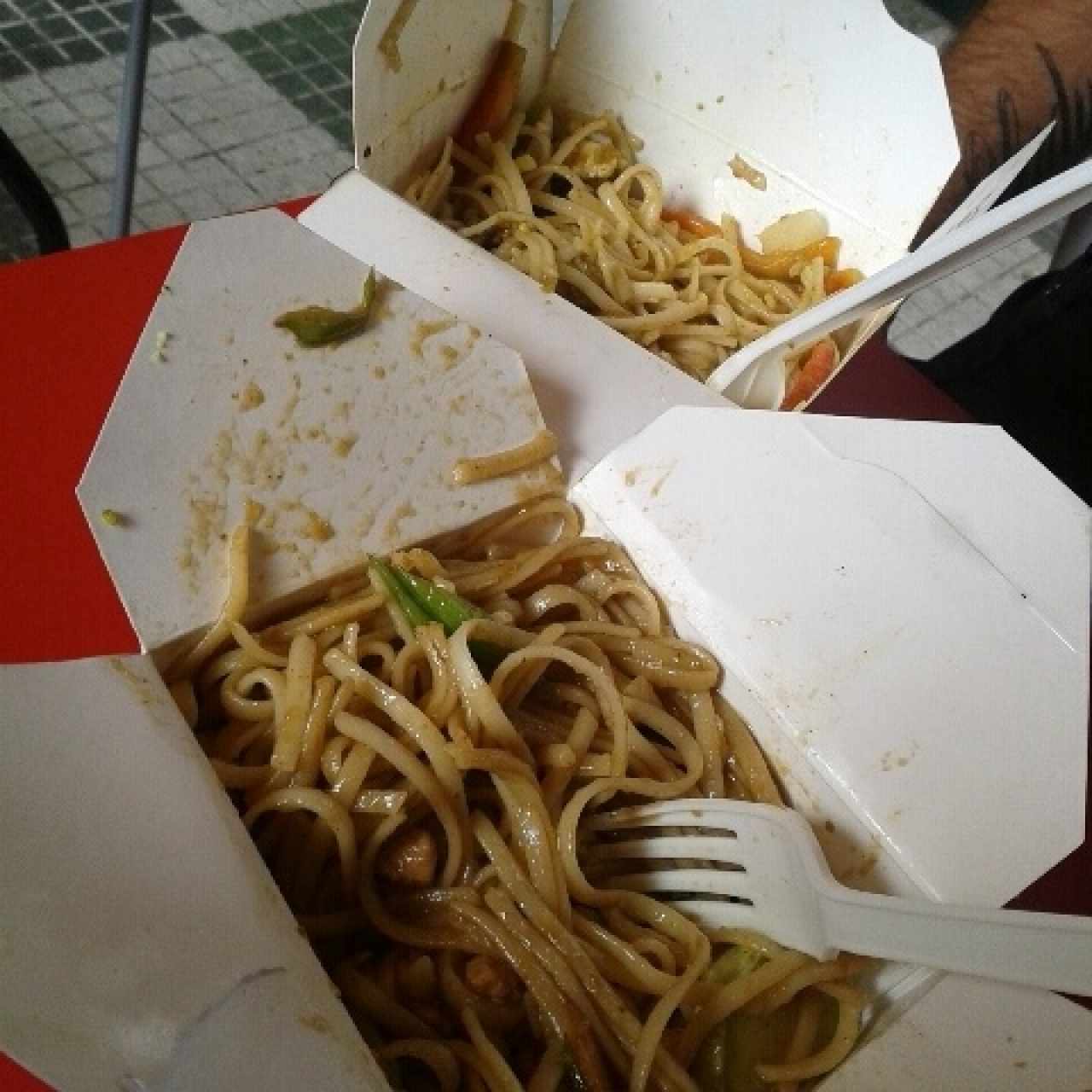 Fideos con pollo, vegetales y salsa curry