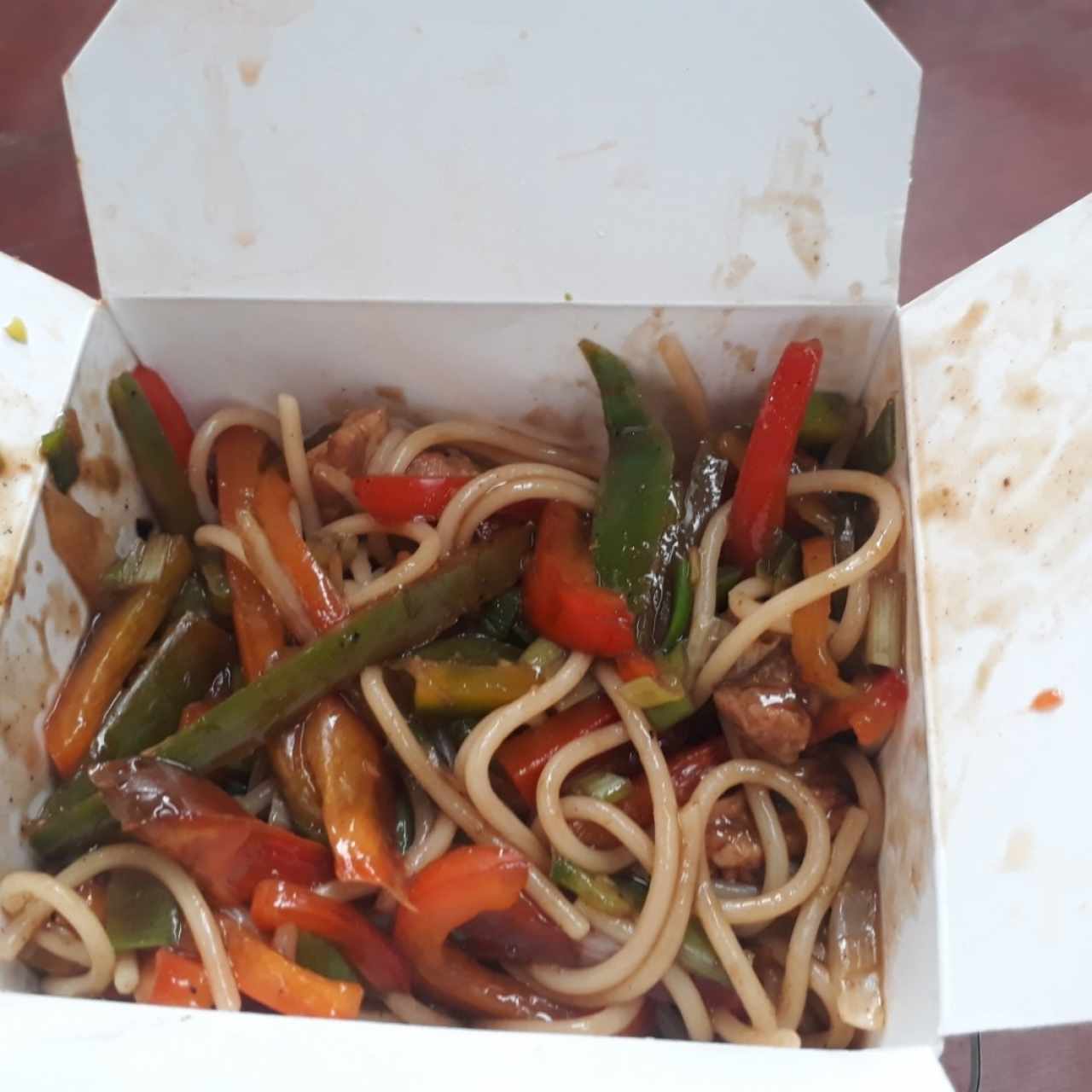 fideos con cerdo, salsa teriyaki y curry