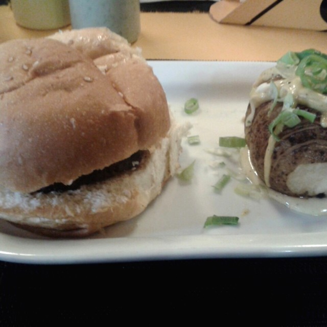 Hamburguesa tentación y papas acordeón