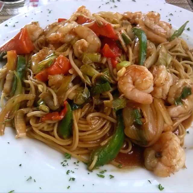 Tallarines salteados con camarones