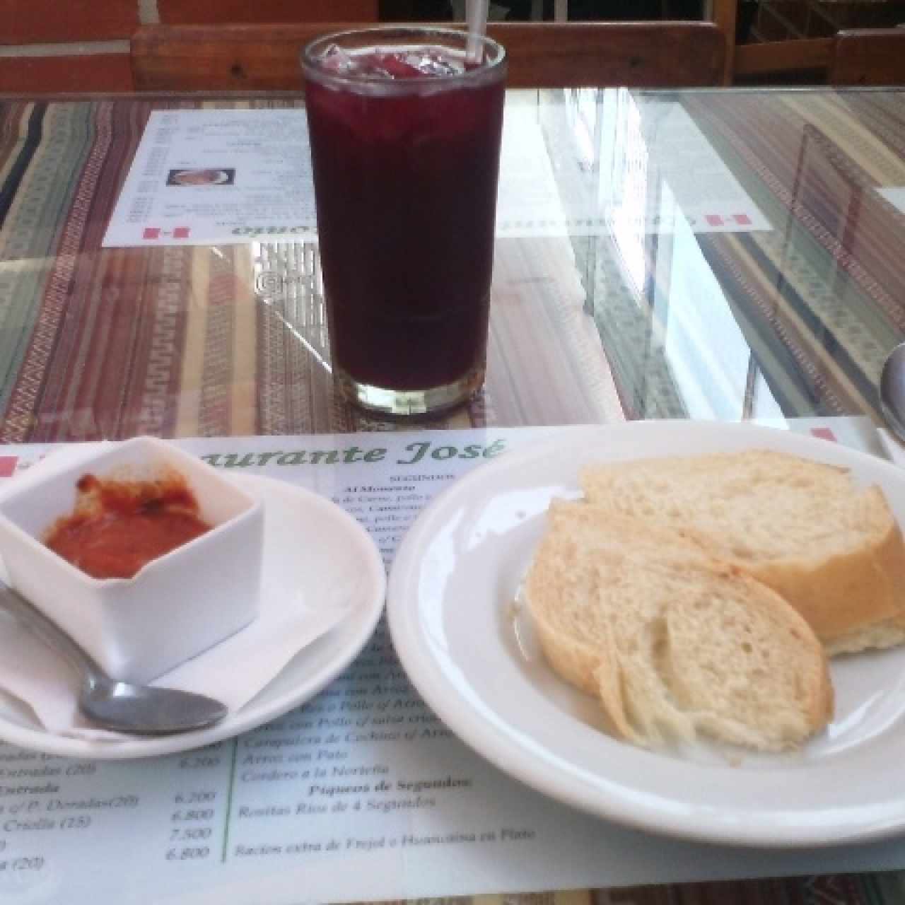 Chicha morada, ají y pan