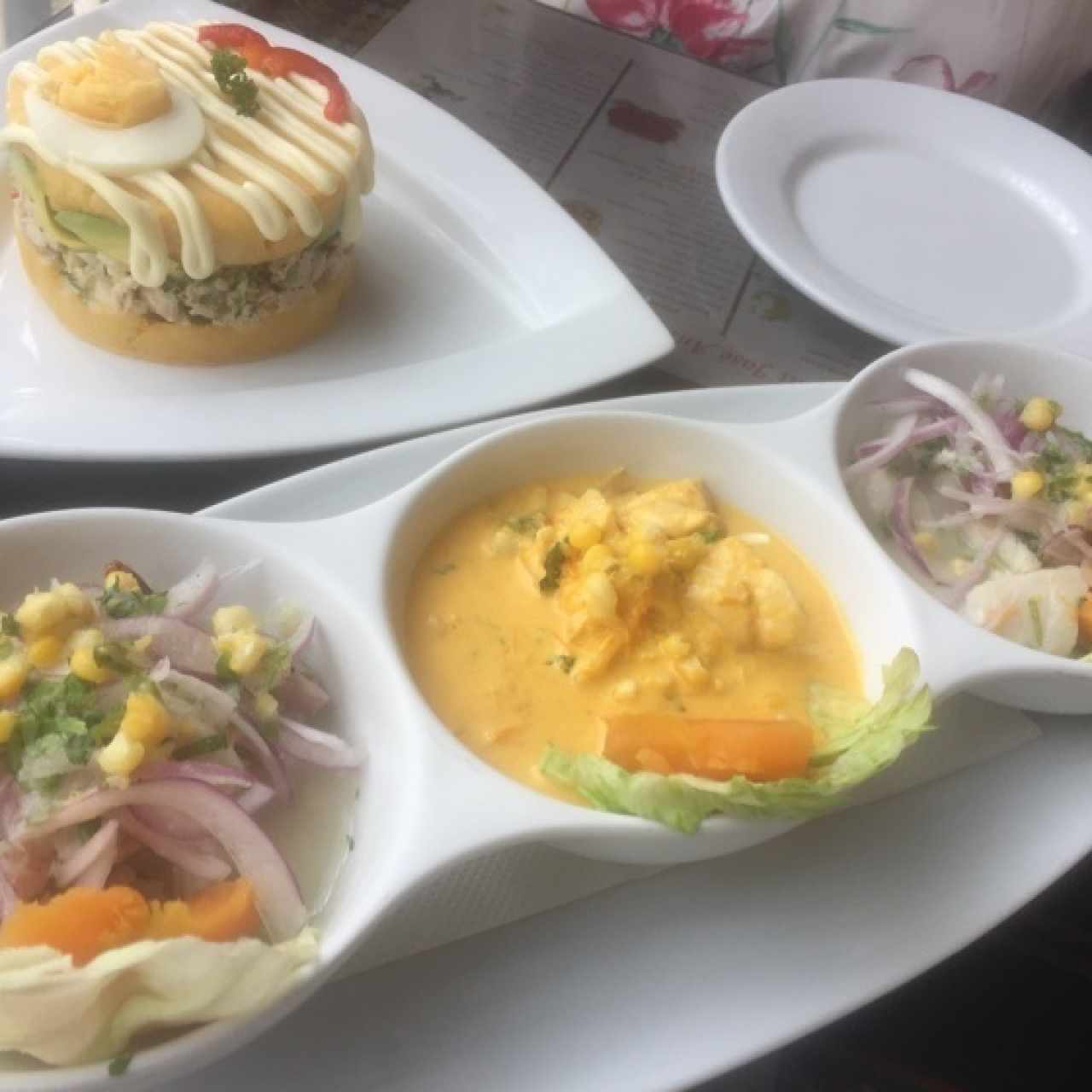 Trio de Ceviches (1er. Plano) y Causa de atún