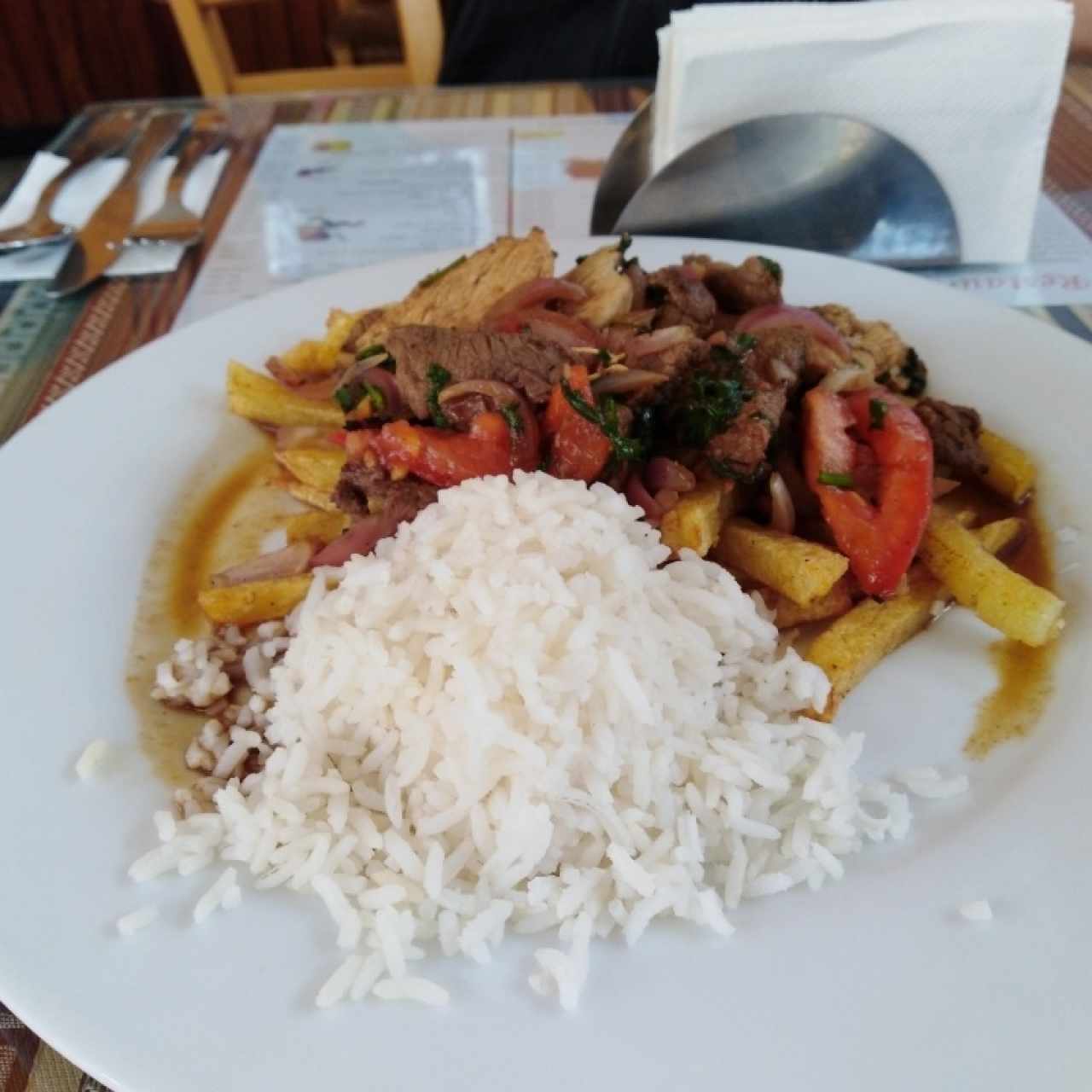Saltado de pollo y carne.