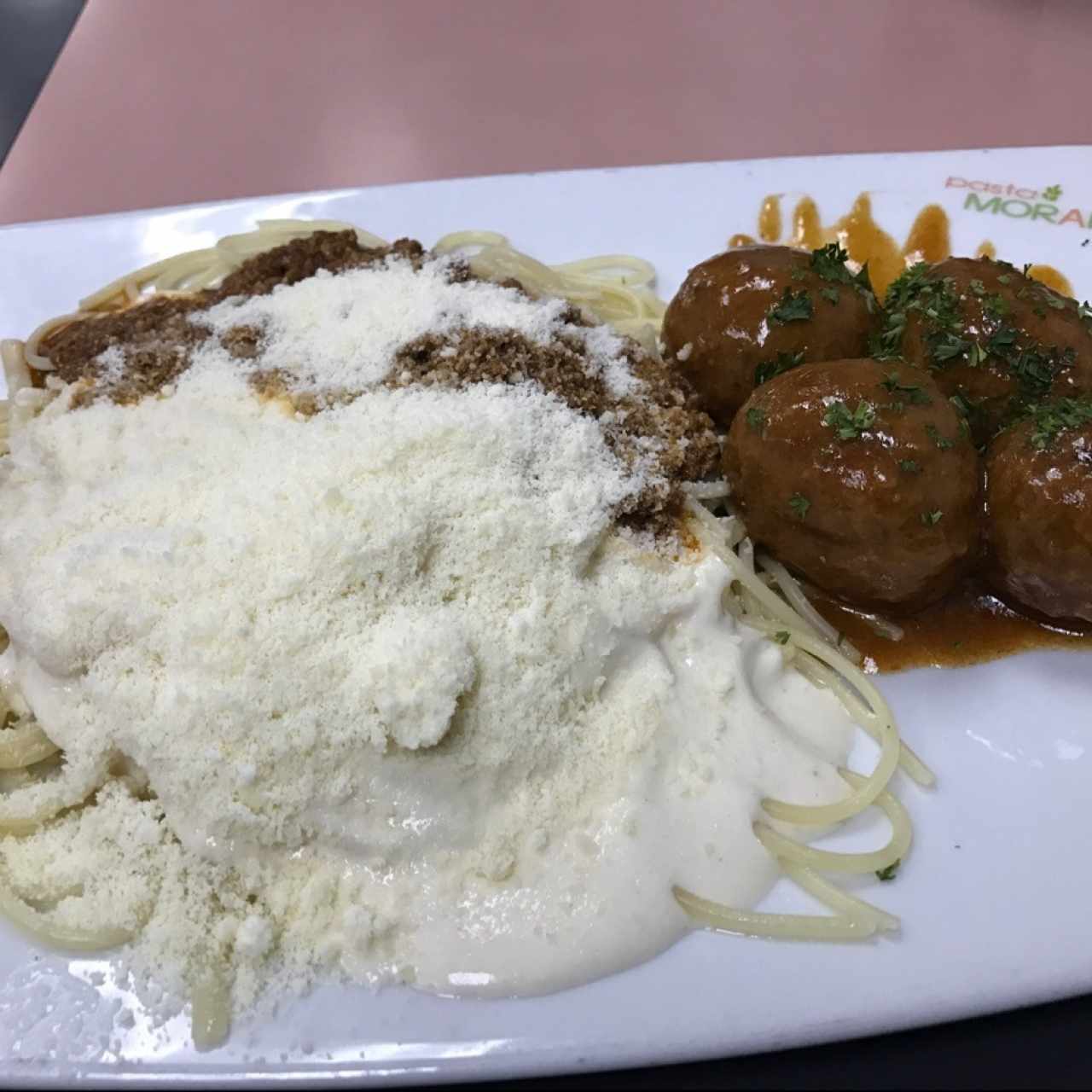 Pasta a la Bolognesa con salsa cinco quesos y albóndigas  