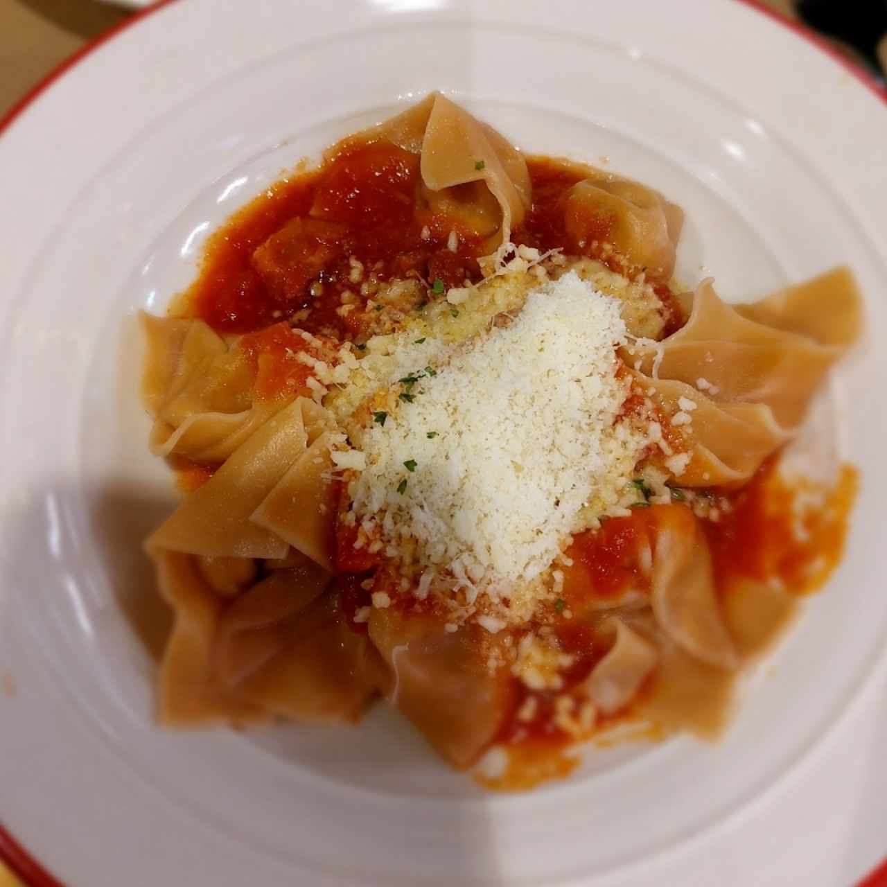 Tortelones rellenos Queso de cabrá, cebolla caramelizada en salsa Amatriciana.