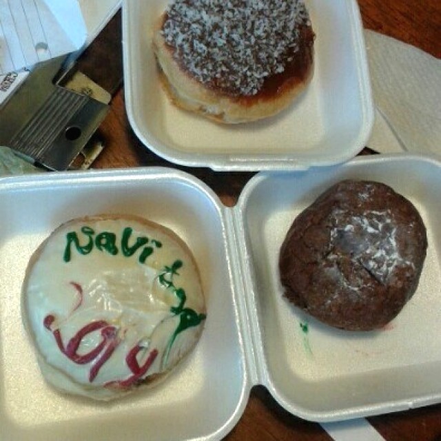 donas de rellenas de are quise cubiertas con chocolate blanco y otra cubierta con coco y a requiere y la especial de nutella;rellena de nutella con masa hecha con nutella una delicia