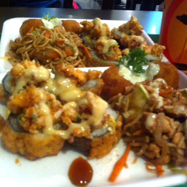 Mixto Tempura, croquetas, fideos salteados.