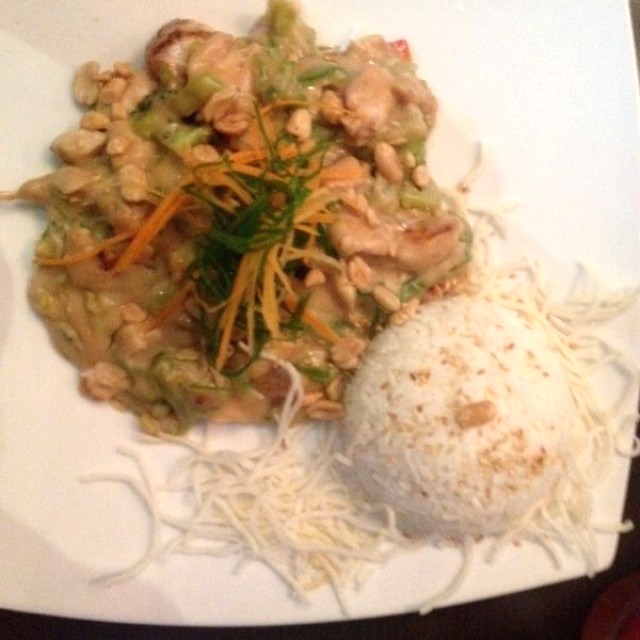 Pollo al mani con arroz basmati