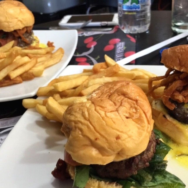 Dúos de mini hamburguesas con papitas trufadas