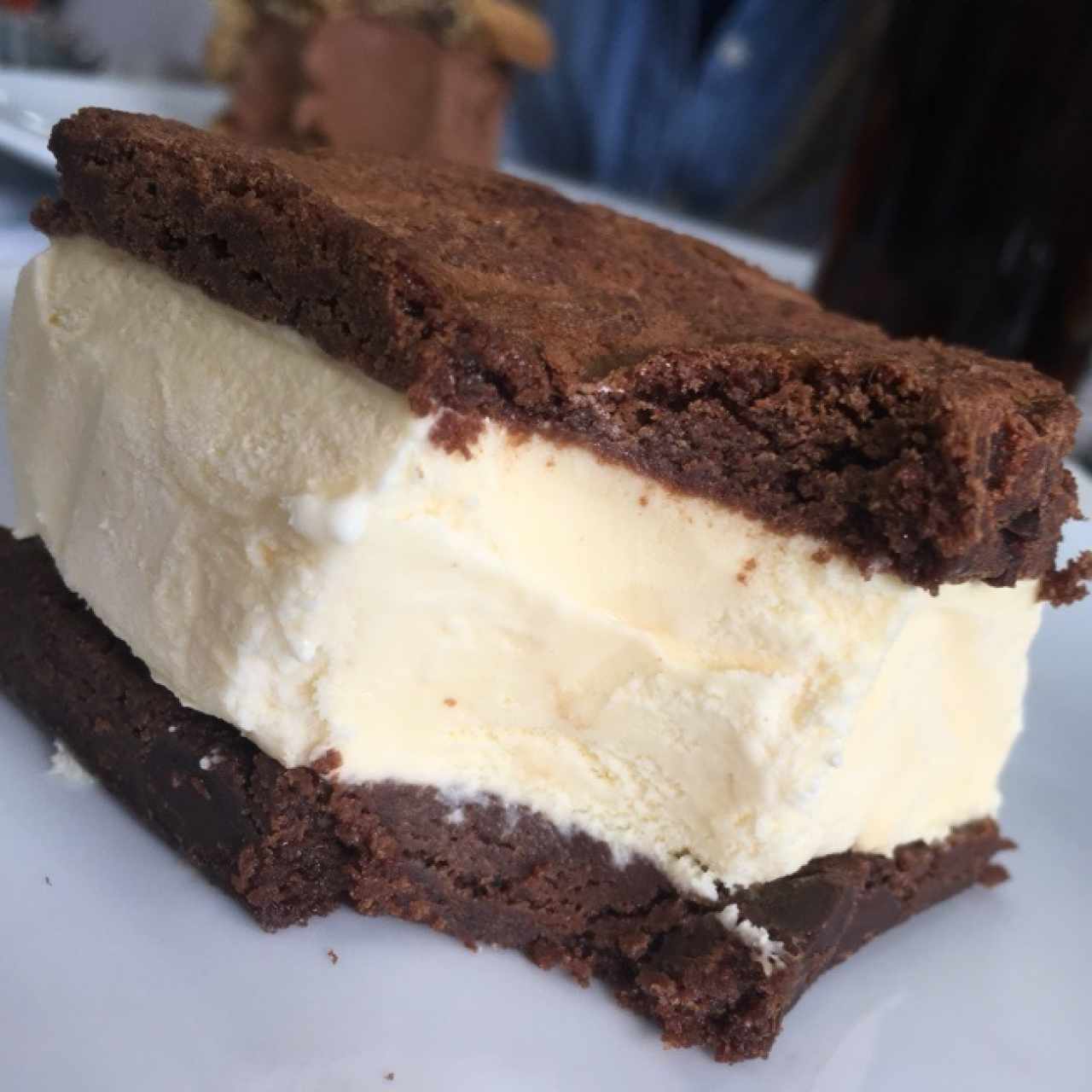 deliciso brownie con helado de vainilla
