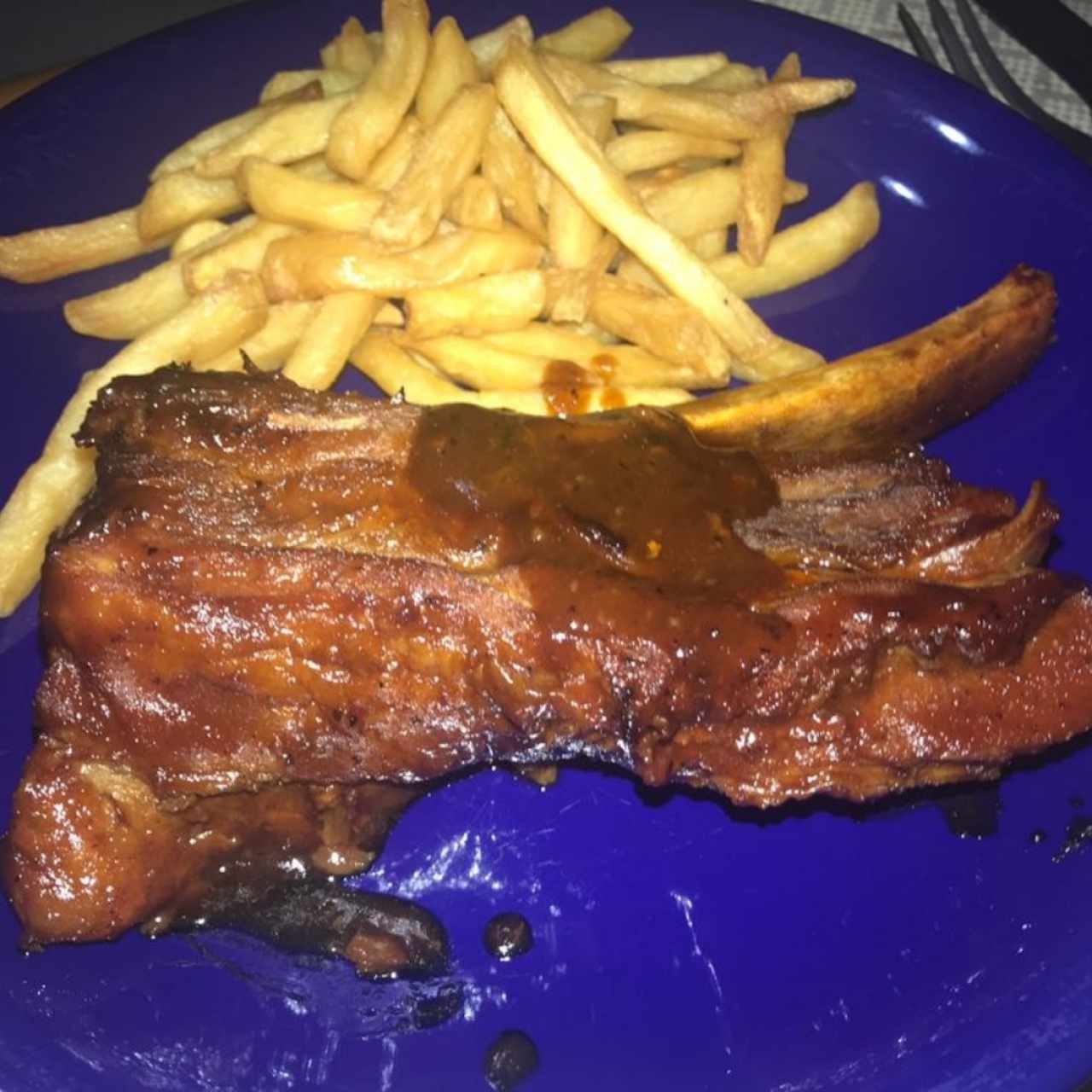 Costilla de Cerdo BBQ CON Papas Fritas, Excelente