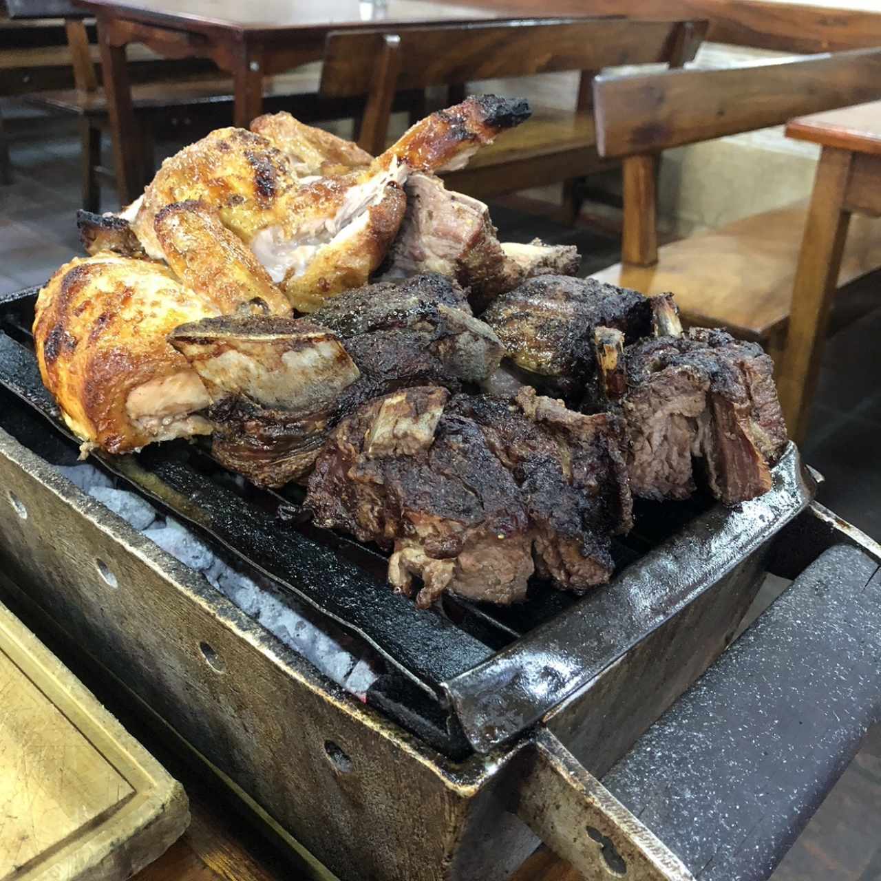 Pollo y costilla de res