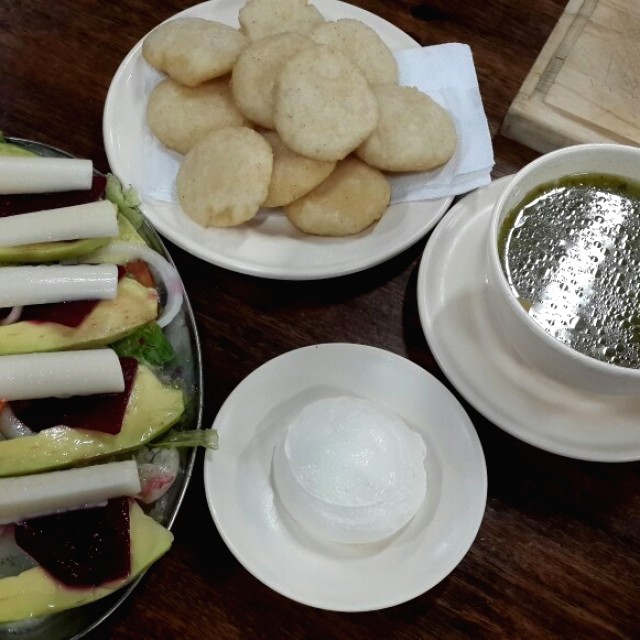 Ensalada de la casa, ración de arepitas con nata 