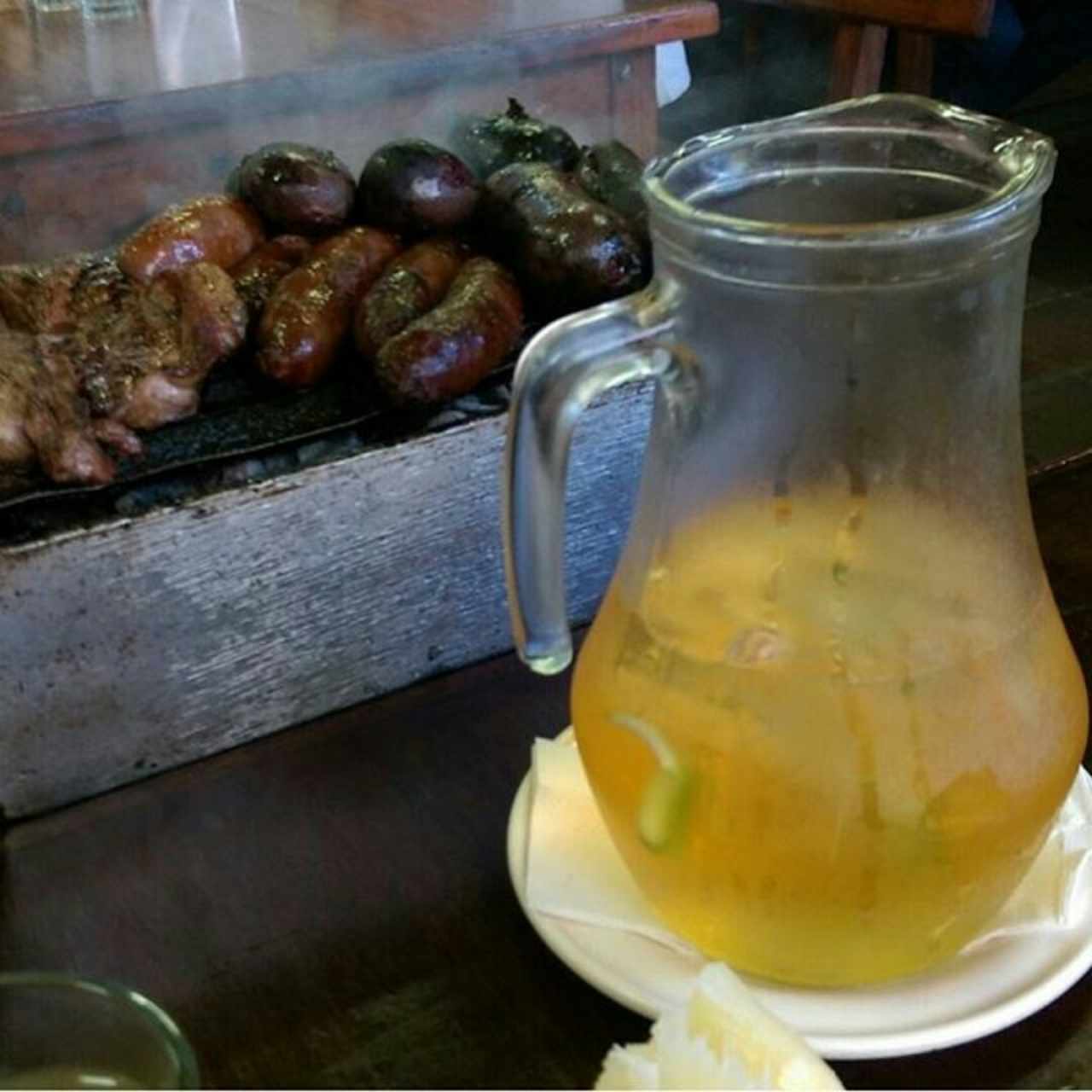 Parilla y jarra de cerveza limón y miel