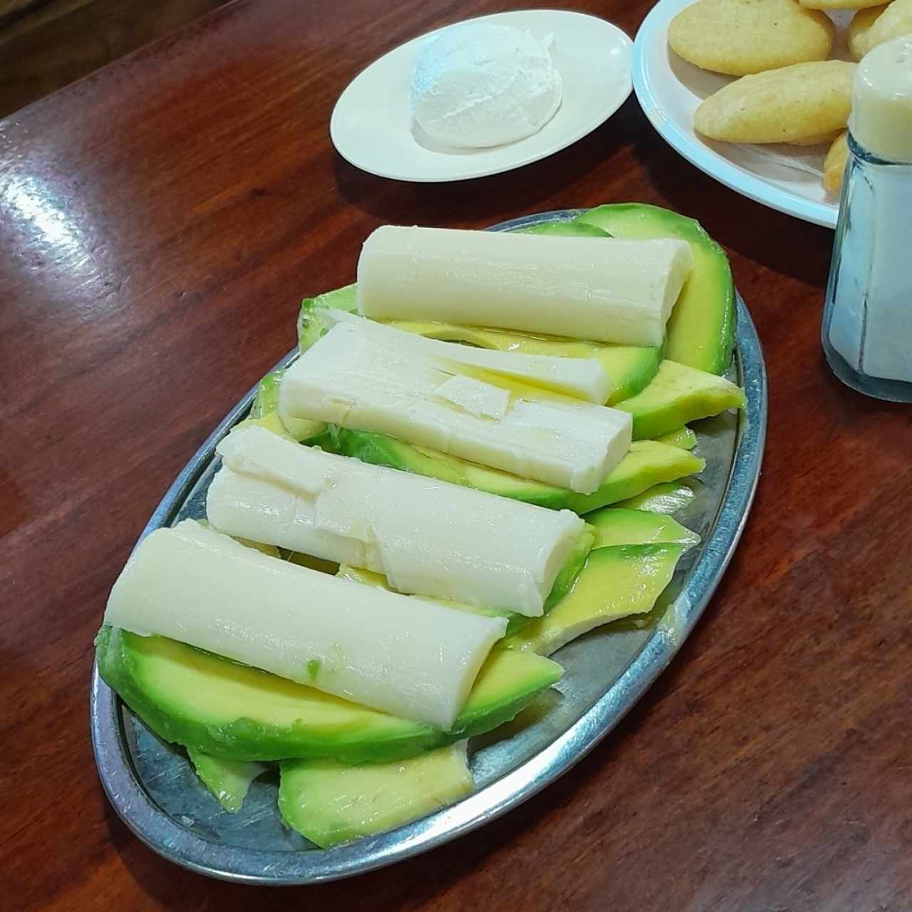 Aguacate con palmito y arepas con nata