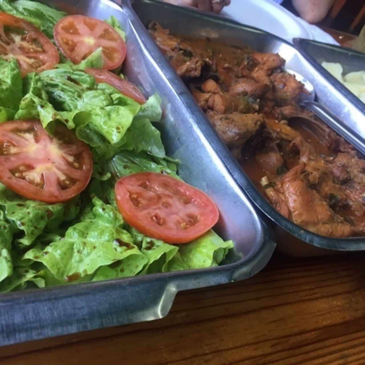 Ensalada, conejo y papas 