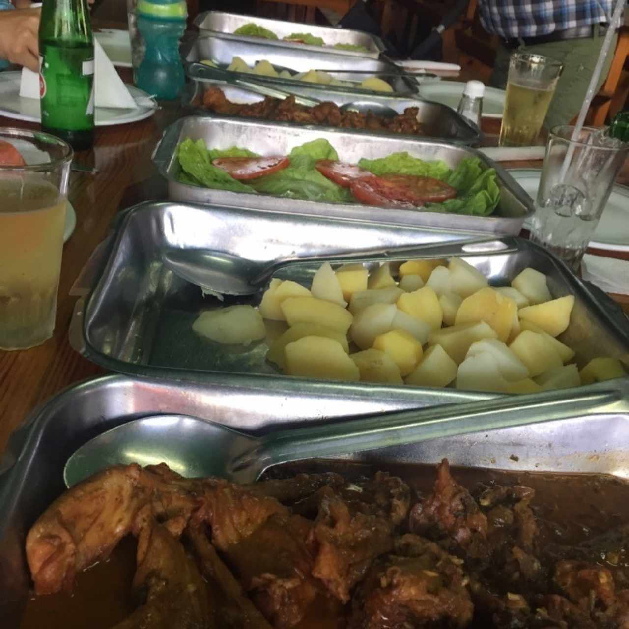 Dos conejos con papas y ensalada. ¡Lo mejor!