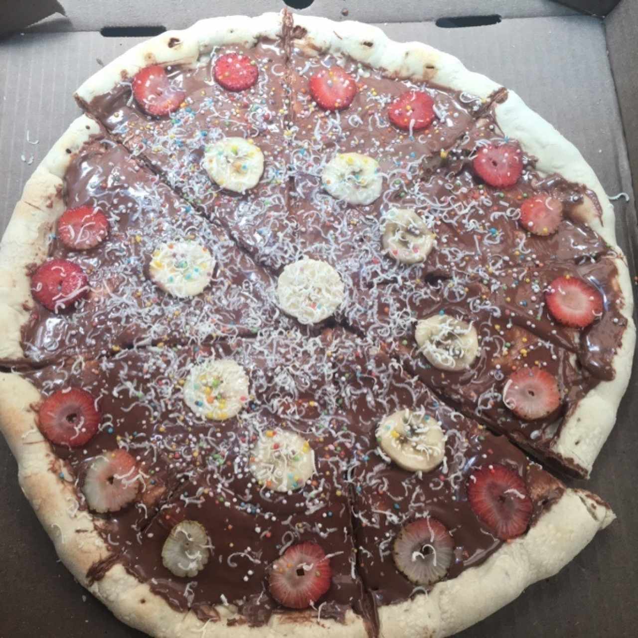 Pizza de nutella y frutas con borde relleno de pirulin