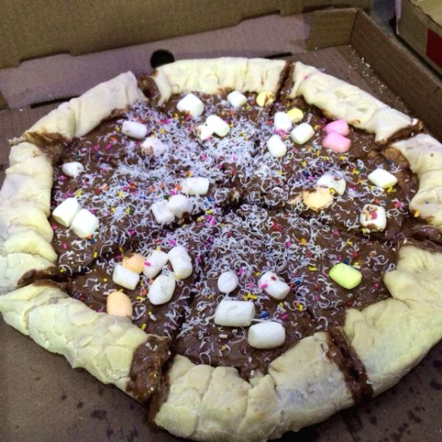 Pizza de Nutella con borde de Pirulin y marshmalows salteados 