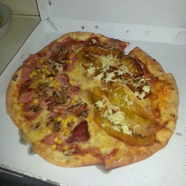 Pizza mitad plátano y tocineta 