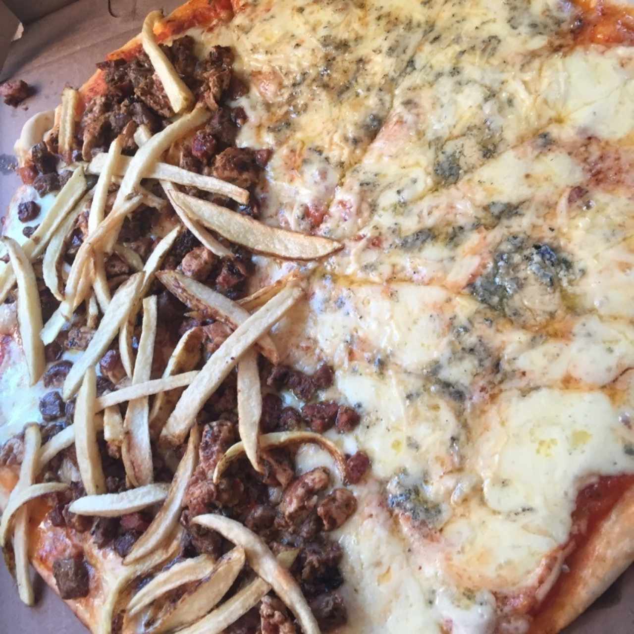 familiar mitad parrilla y mitad cuatro quesos 
