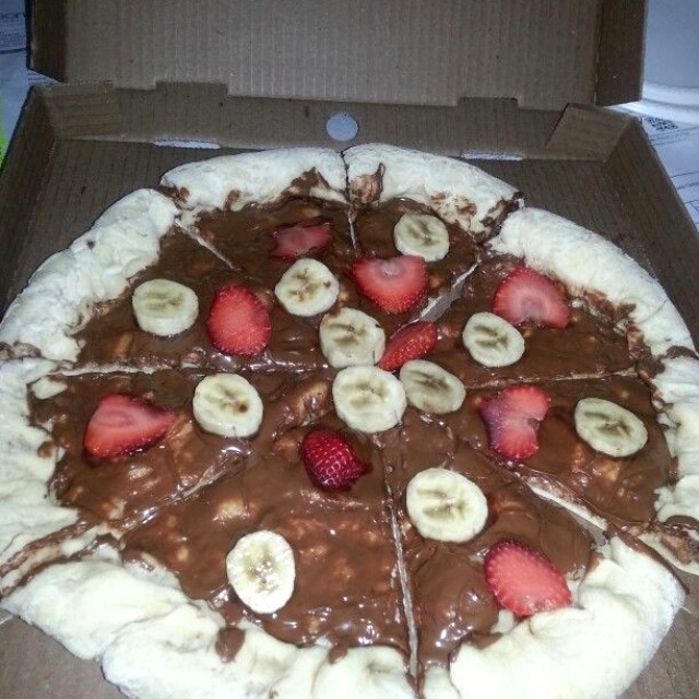 Pizza de nutella (puedes colocarle fruta o mashmellow)